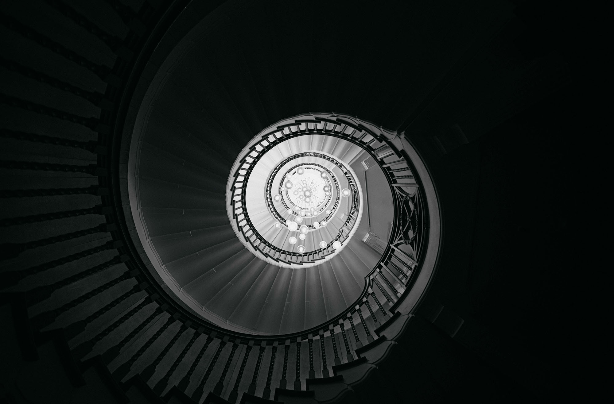 Hypnotic spiral staircase at Heal's in B&W.